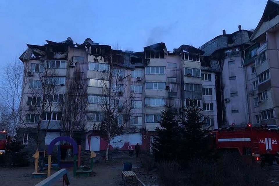 Кровля и верхний этаж здания по Кооперативной улице вспыхнули примерно в 2:33 часа ночи
