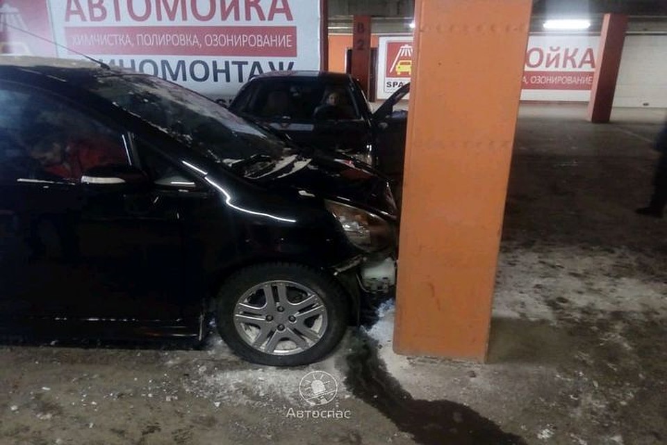 Девушка после аварии пострадала. Фото: «Новости Новосибирска Автоспас»