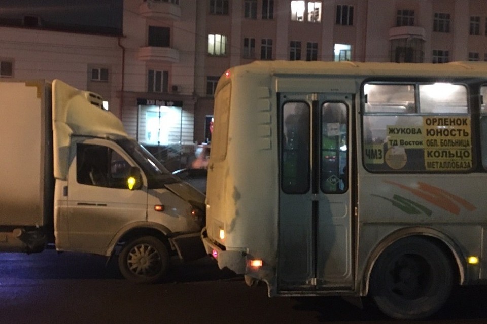 ДТП в центре Челябинска случилось в вечерний час-пик.