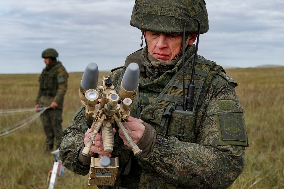 Военнослужащий с оружием защиты от дронов REX 1 во время военных маневров российских и китайских вооруженных сил "Восток-2018". Фото Вадим Савицкий/пресс-служба Минобороны РФ/ТАСС