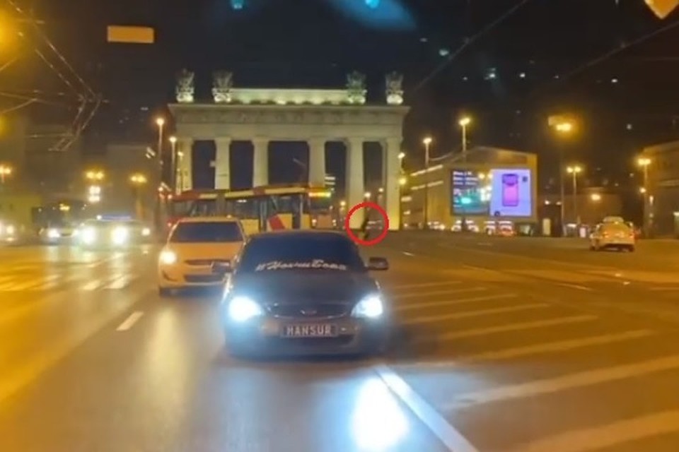 Неизвестный водитель прокатился по Московскому проспекту, стреляя из автомата. Впрочем, есть предположение, что это всего-навсего видеомонтаж. Фото: скриншот страницы Instagram
