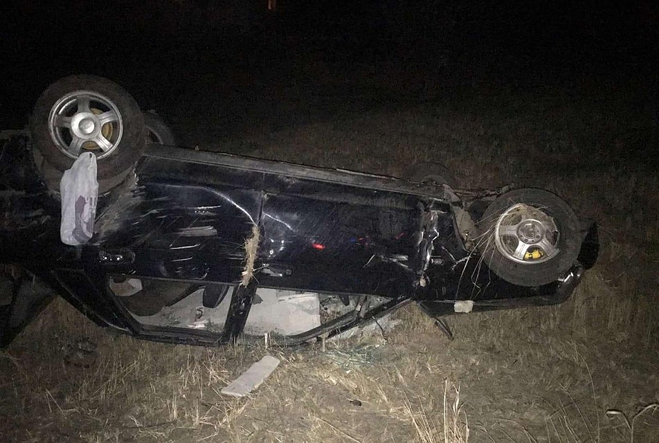 Автомобиль вылетел в кювет и опрокинулся.