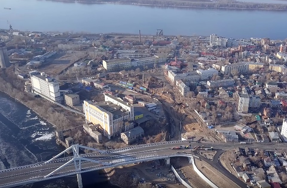 Рабочие обустраивают один из съездов с Фрунзенского моста