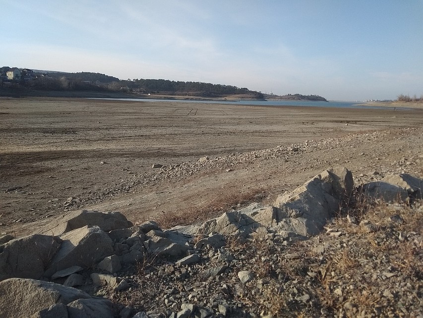 Вода доходила до камней