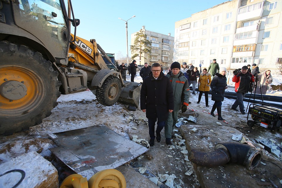 В военном городке Чебаркуля Алексей Текслер побывал на месте прокладки новых теплосетей… Фото: gubernator74.ru