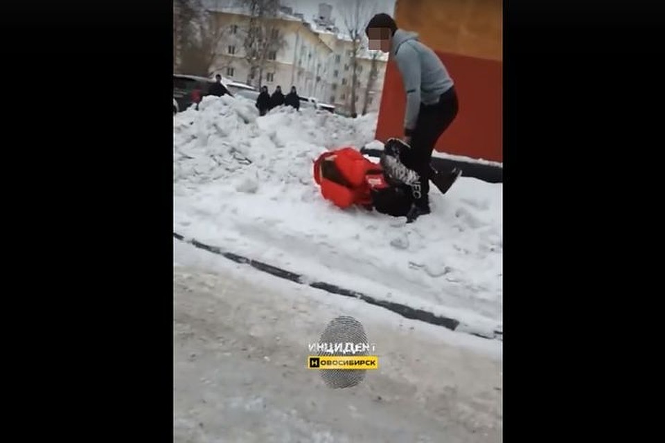 Банда неизвестных подростков уже год терроризирует школьников Калининского района. Фото: кадр из видео