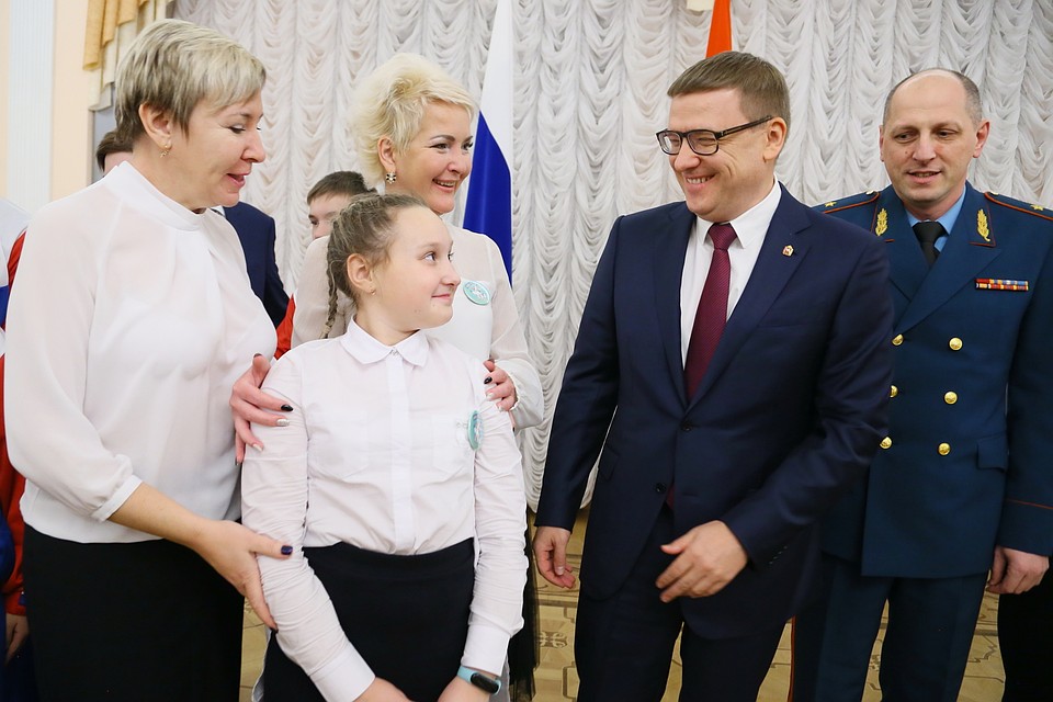 Любительница обнимашек Даша и губернатор. Фото: gubernator74.ru