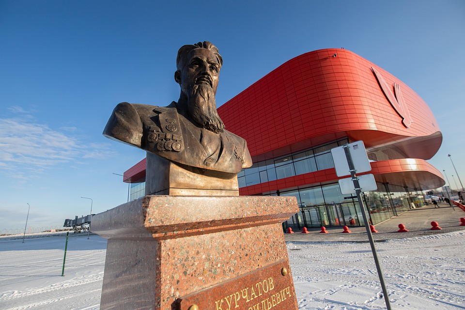 На улице установлен бюст академику Курчатову.