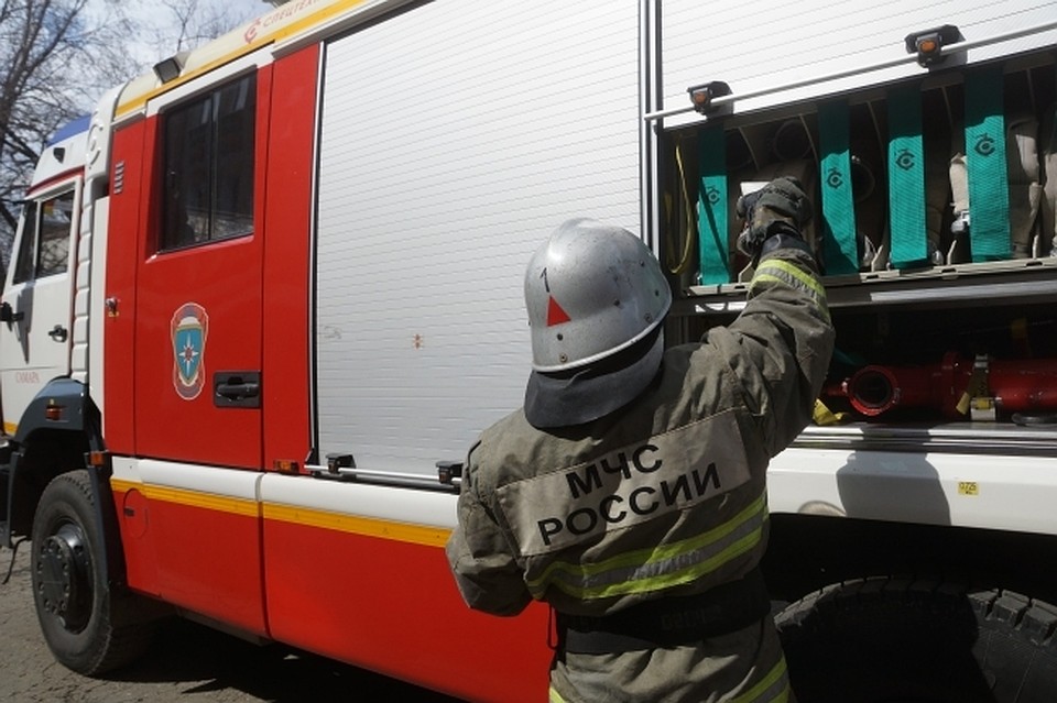 В пресс-службе ГУ МЧС по Новосибирской области сообщили, что на данный момент из здания уже вывели более 500 человек.