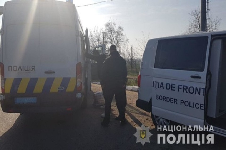 Задержанного молдавские полицейские передали украинским коллегам (Фото: ГУ Нацполиции в Киеве).