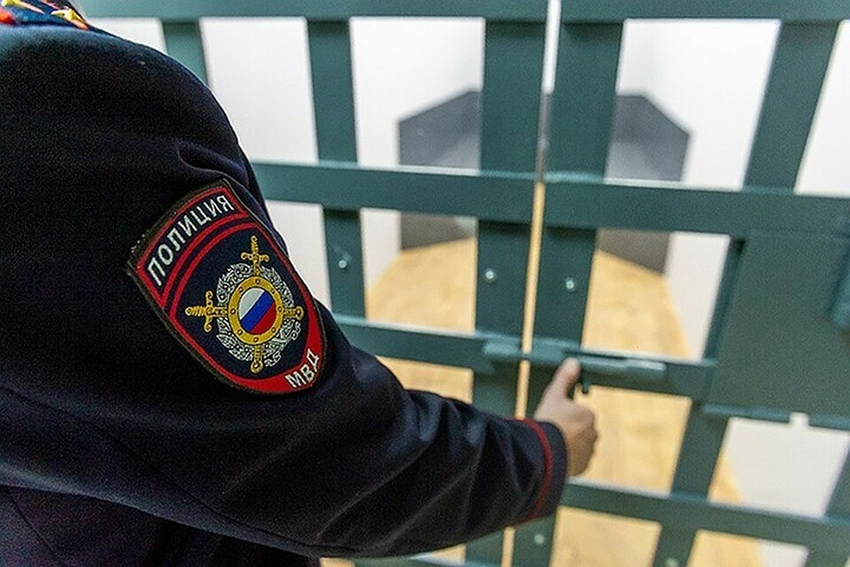 В Краснодаре пьяный мужчина селфи-палкой разбил витрину магазина и забрал из кассы деньги