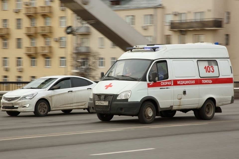 По словам очевидцев, скорая увезла новорожденного и маму в больницу.