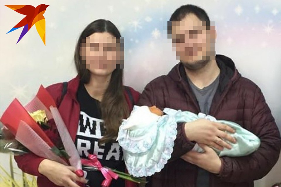 Елизавета и Александр А. со своим сыном во время выписки из роддома