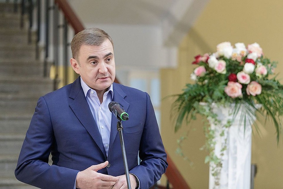 Губернатор Алексей Дюмин поздравил коллектив Тульского музея изобразительных искусств (ТМИИ) с вековым юбилеем. Фото предоставлено пресс-службой правительства Тульской области.