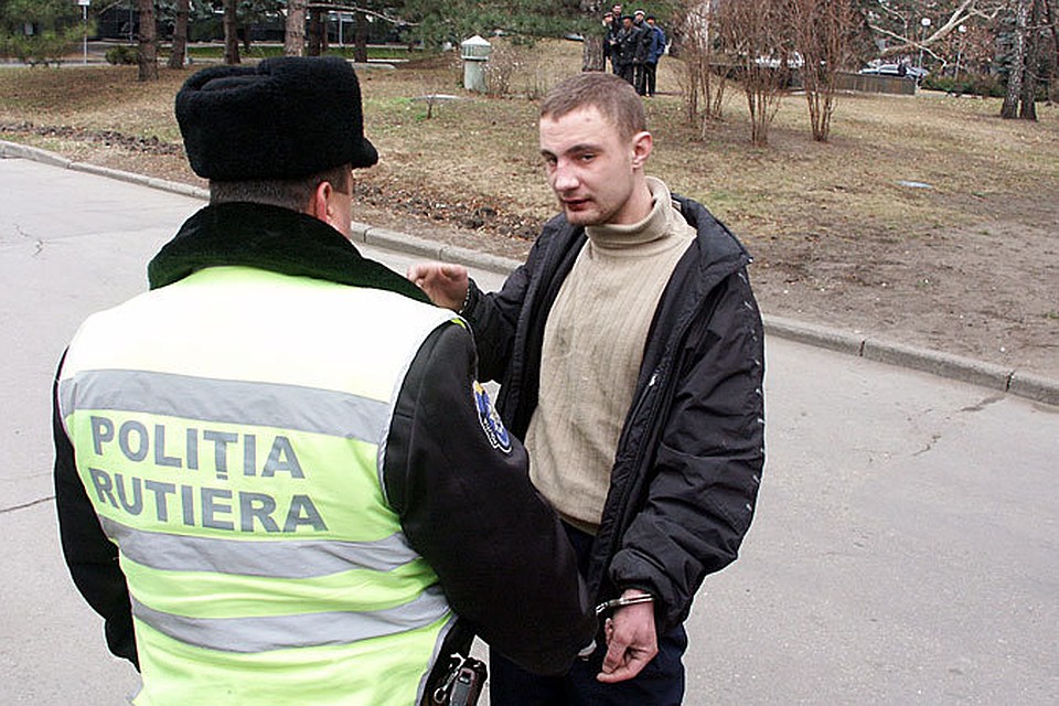 За оскорбление полицейского можно будет сесть и сесть надолго.