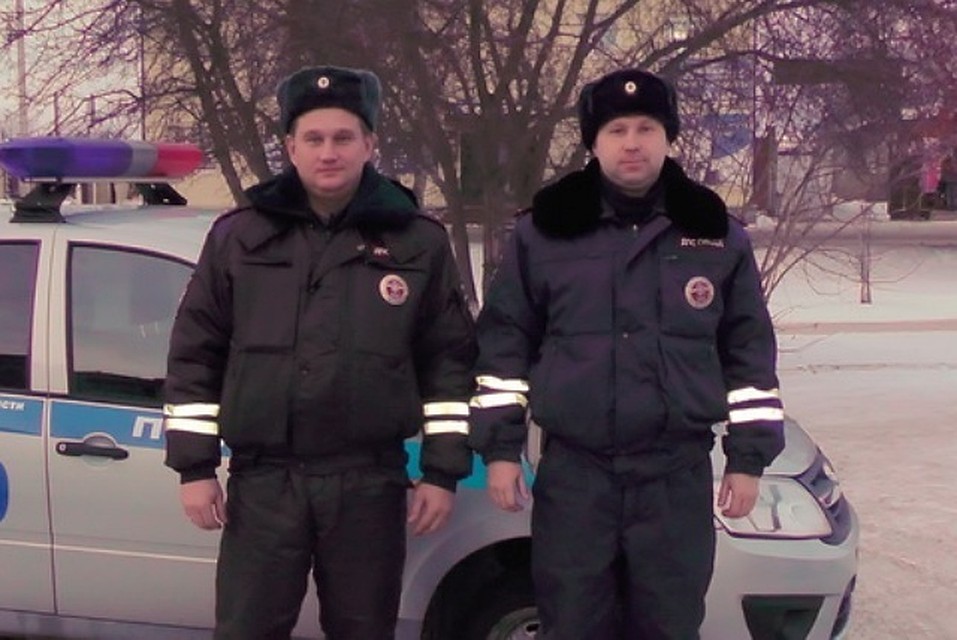 Дорожные полицейские, не раздумывая, поспешили на помощь. Фото: УМВД России по Курганской области