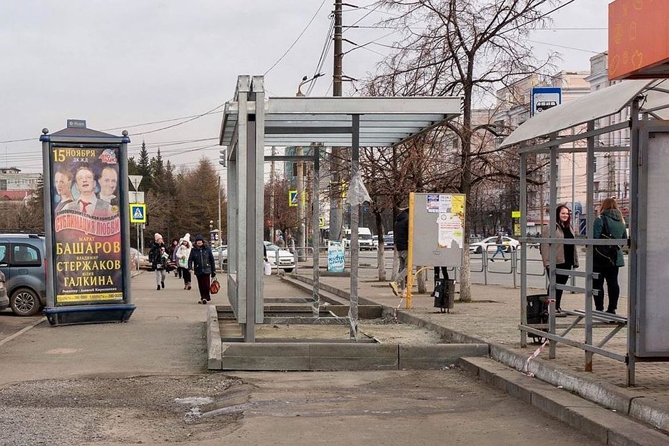 Чем думали чиновники, устанавливая новую остановку посреди тротуара. Фото: instagram.com/chelyabinskii_urbanist