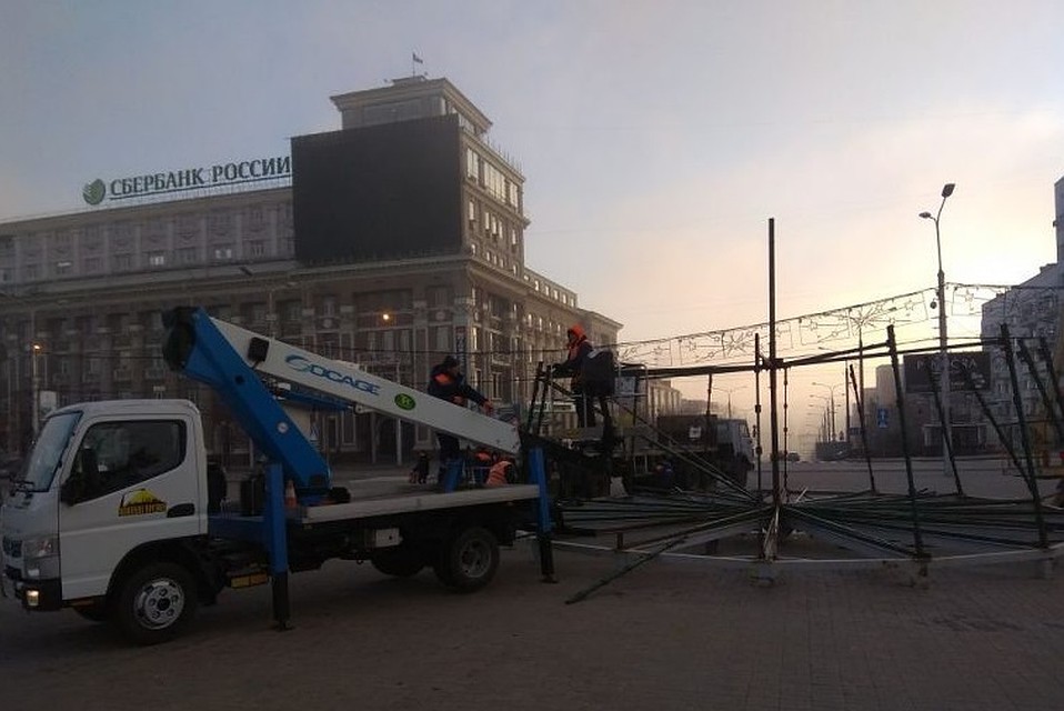 На главной площади Донецка приступили к установке новогодней елки. Фото: Донецкое агентство новостей