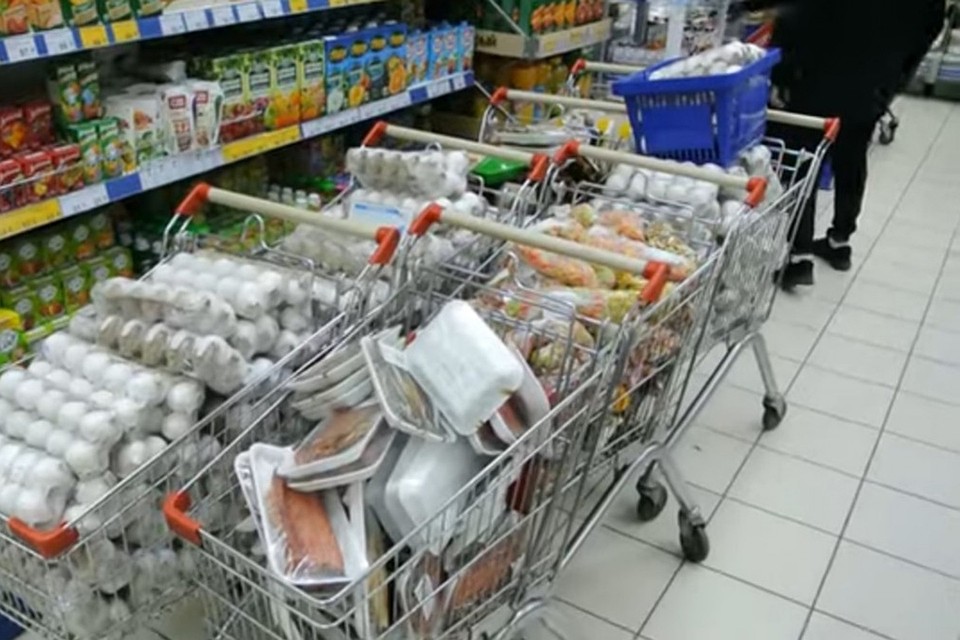 Активисты смогли добиться уничтожения «залежавшихся» продуктов. Фото: vk.com/obkontrol