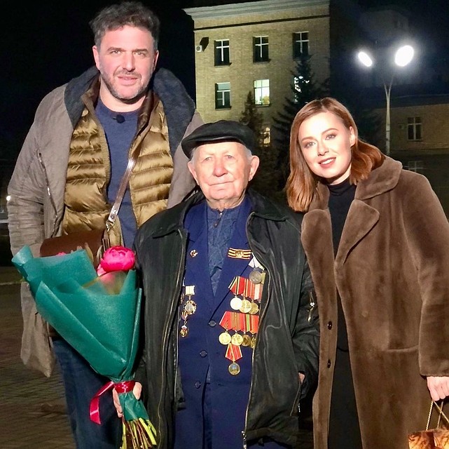 «Письма Победы»: актер Максим Виторган и певица Юлия Савичева навестили ветеранов в Орле. Фото: Инстаграм Юлию Савичевой