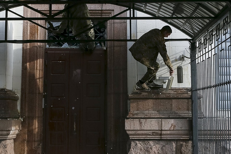 Участники провокации срывали флаги, камеры, кидали в посольство камни