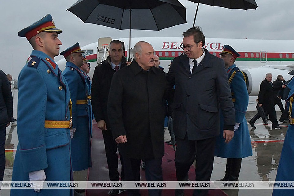 Александр Лукашенко и Александр Вучич в аэропорту Белграда. Фото: belta.by