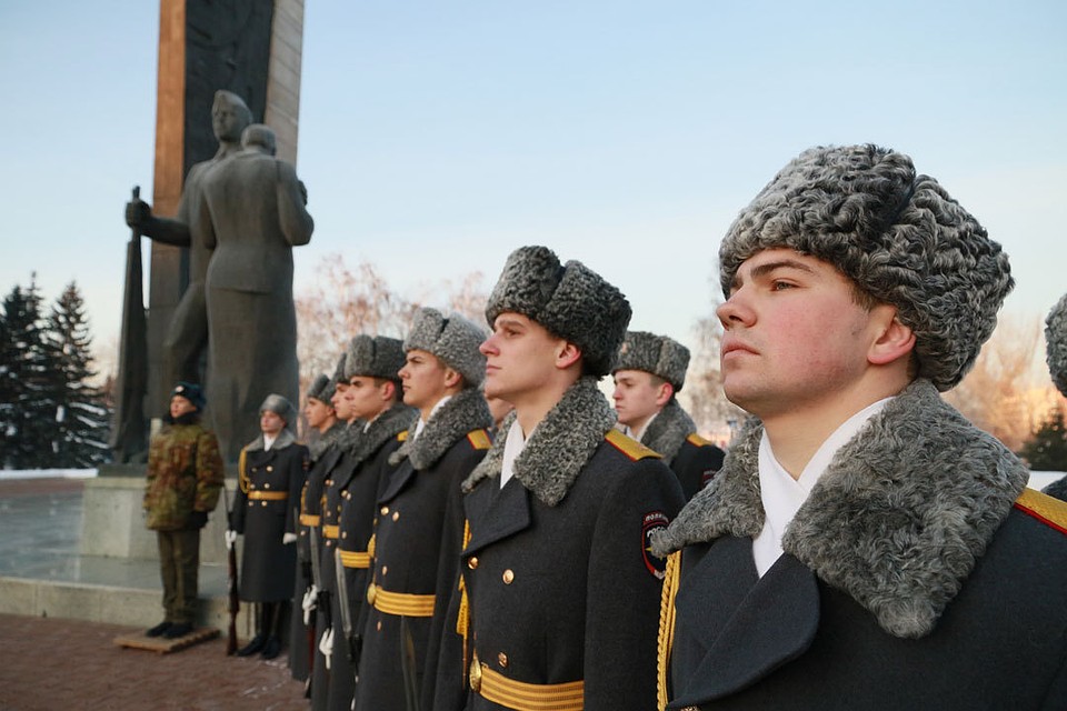 Сергей Меняйло возложил цветы на Мемориале Славы в День неизвестного солдата Фото: Олег УКЛАДОВ