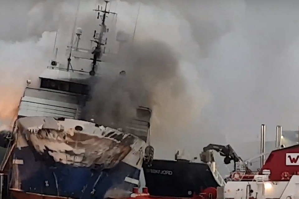 На севере Норвегии в порту загорелось российское судно