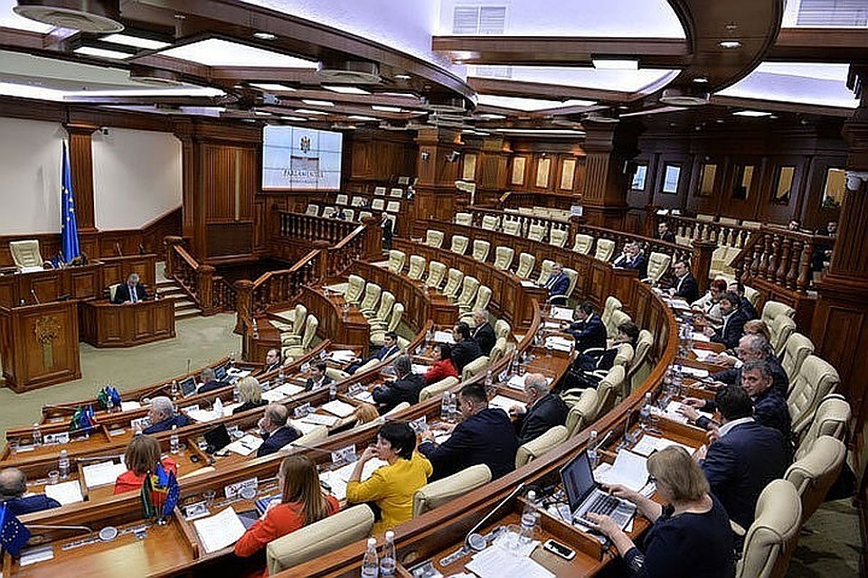 Депутаты, отсутствующие на заседаниях парламента без уважительной причины, рискуют остаться без зарплаты и других надбавок