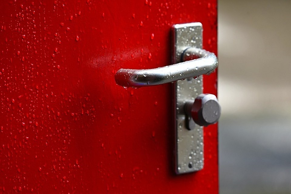 Вор проходил по этажам, пробуя, а вдруг дверь не заперли?.. Фото: pixabay.com.