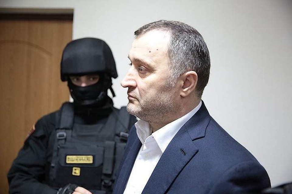 От сумы и от тюрьмы не зарекайся.