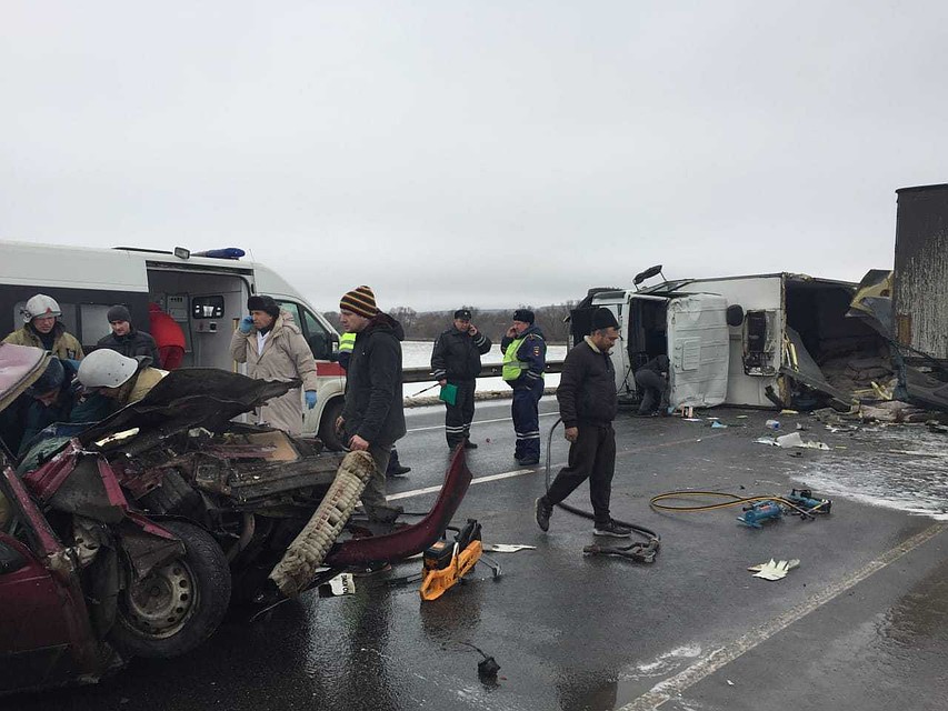 Авария произошла днем 5 декабря на 316 километре трассы М-2 "Крым"