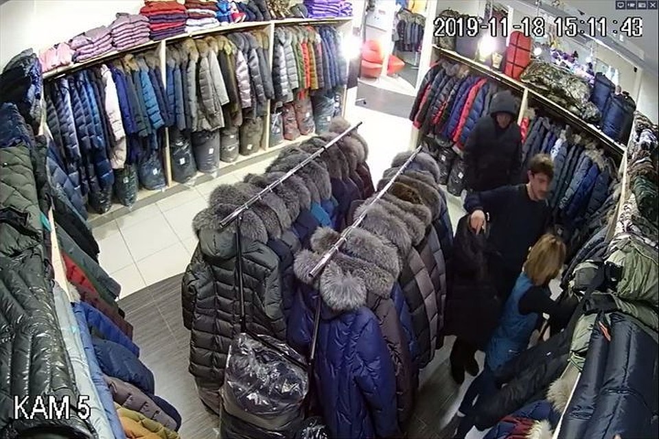 В Новосибирске разыскивают двух мужчин, укравших пуховик из магазина.