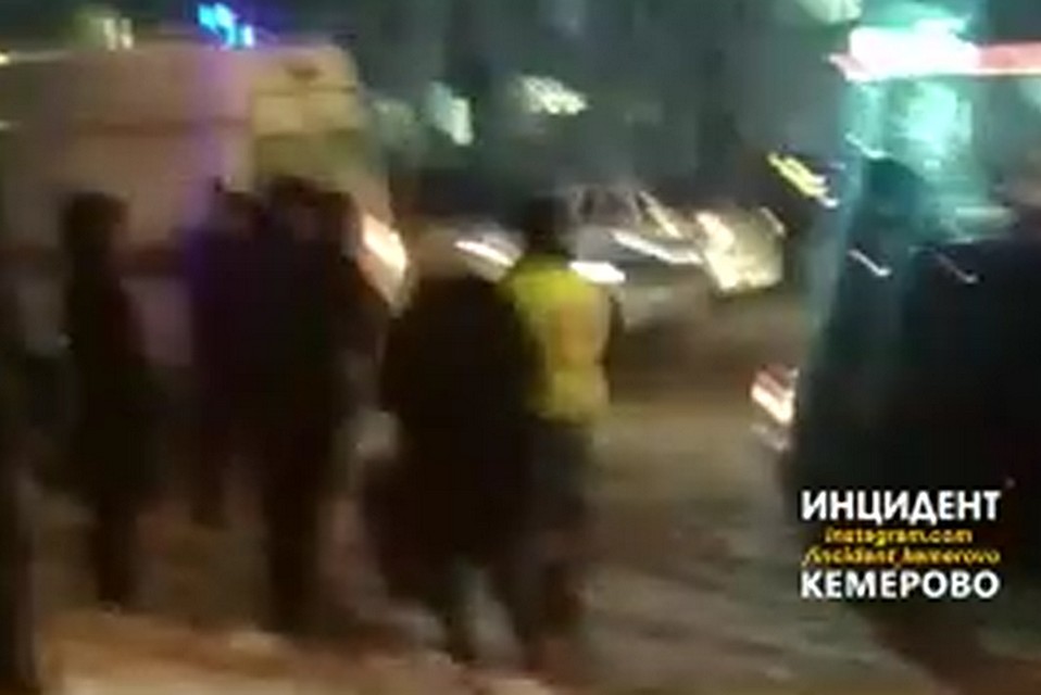 66-летний пенсионер попал под колеса легковушки в Кемерове. ФОТО: кадр видео vk.com, "Инцидент Кемерово"