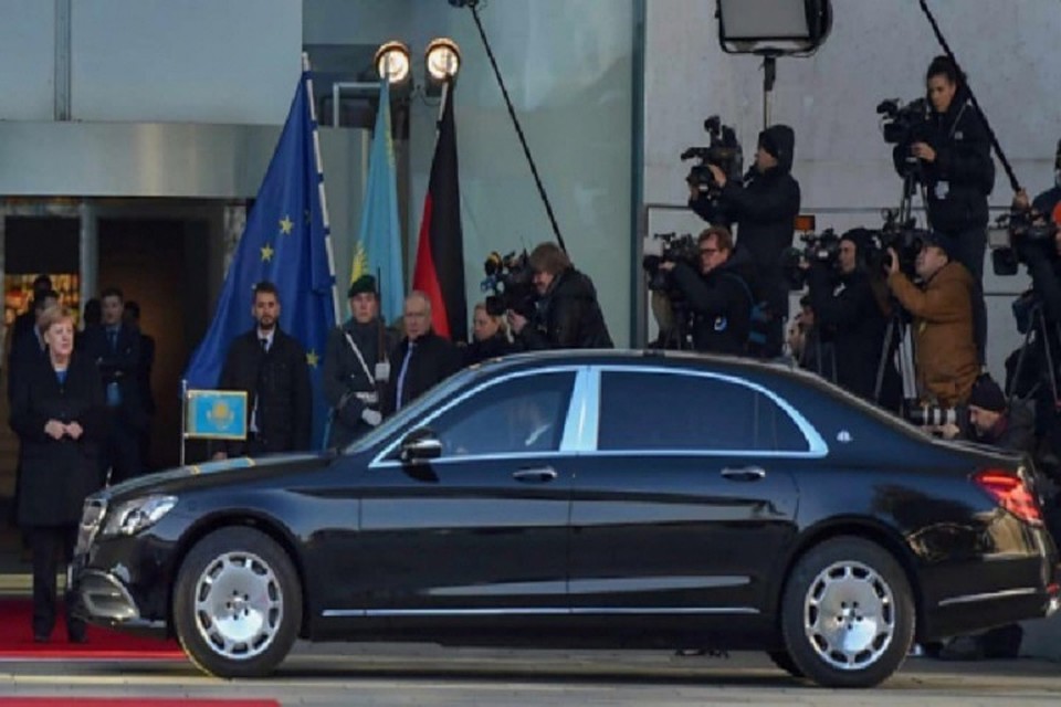 Автомобиль Главы государства сопровождали несколько автомобилей Mercedes и семеро полицейских мотоциклистов.