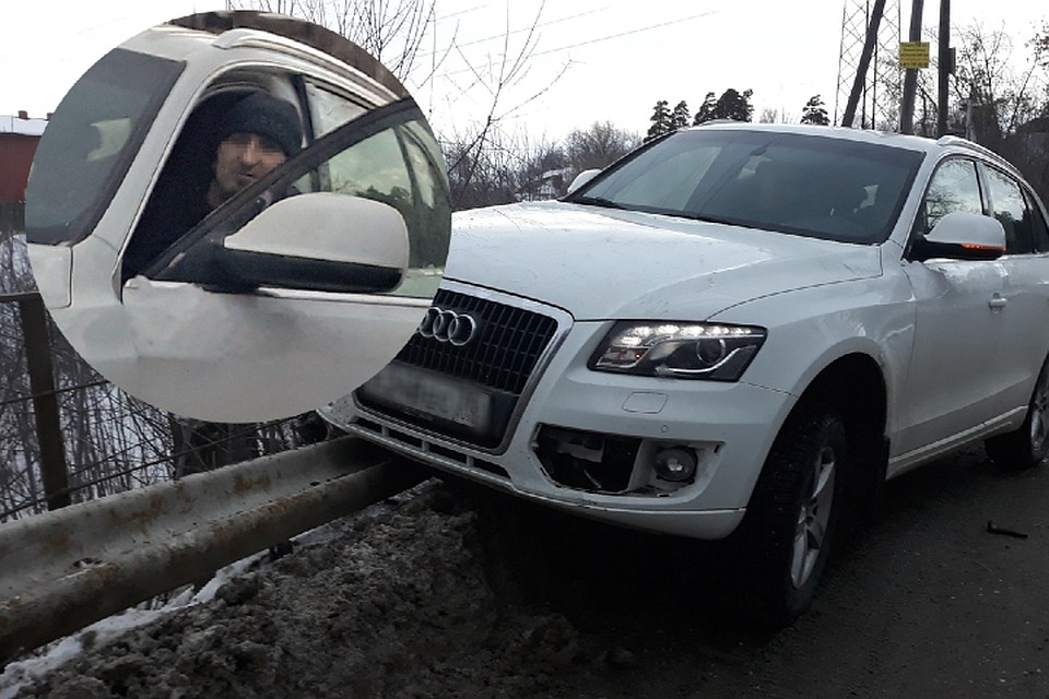 Брошенный Audi начали растаскивать на части.Фото:сообщество "АСТ-54" "ВКонтакте"