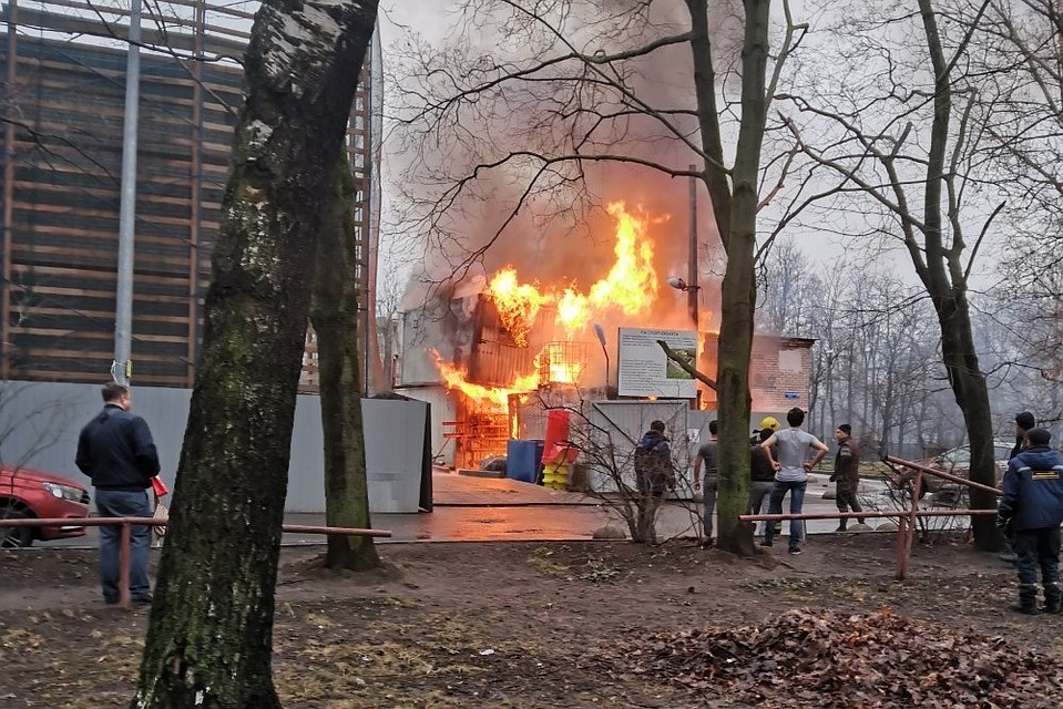 На Ленинском проспекте произошел пожар на строительной территории. Фото: vk.com/spb_today