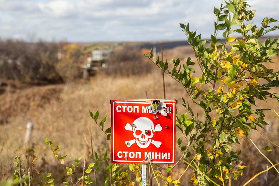 В Донбассе далеко не везде, где установлены мины, есть предупреждающие об опасности таблички. Фото: Пресс-центр штаба ООС