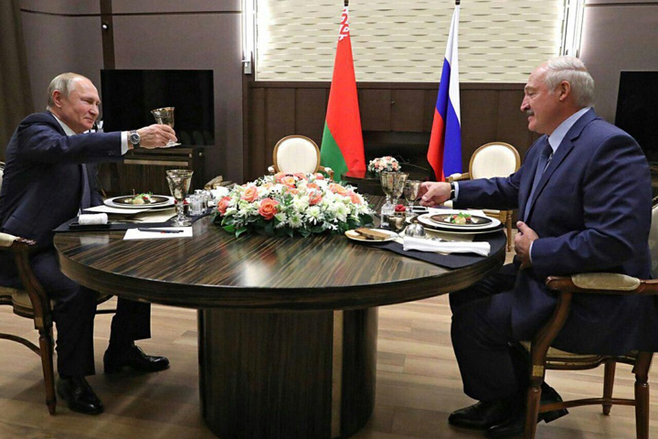 К столу подавали салат из тыквы с томатами и сыром, филе кальмара с морковным пюре, суп из зеленого горошка, барабульку с артишоком и киноа (это семена южно-американской лебеды), каре теленка с печеным луком-пореем.