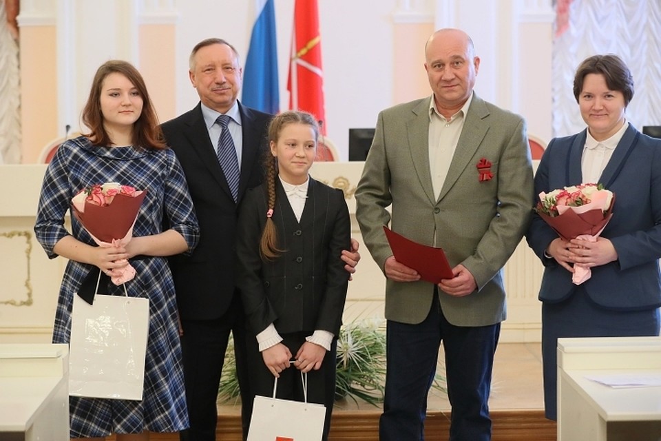 Многие ветераны-афганцы пришли на торжественную церемонию со своими семьями. Фото: gov.spb.ru