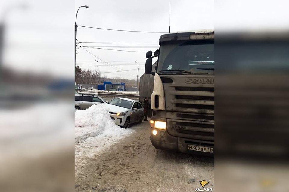 Желание обогнать фуру завело водителя в сугроб. Фото:«АСТ-54».