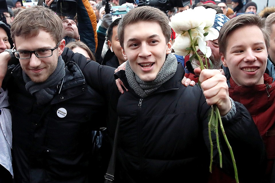 Егор Жуков среди единомышленников и друзей после освобождения судом.