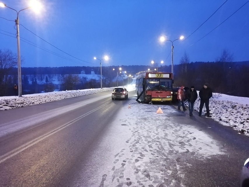 Два пассажира автобуса и пассажир автомобиля с различными травмами доставлены в больницу. Фото: УГИБДД по Перми