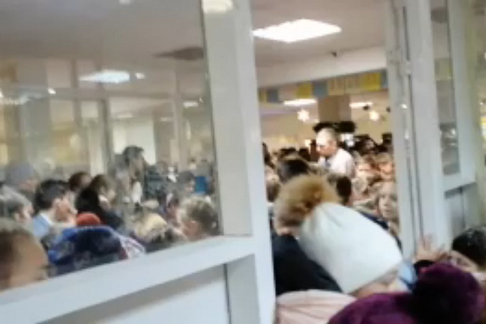 При эвакуации из-за ложного минирования в школе 246 образовалась давка. Фото: кадр с видео vk.com/unreleased_dtp