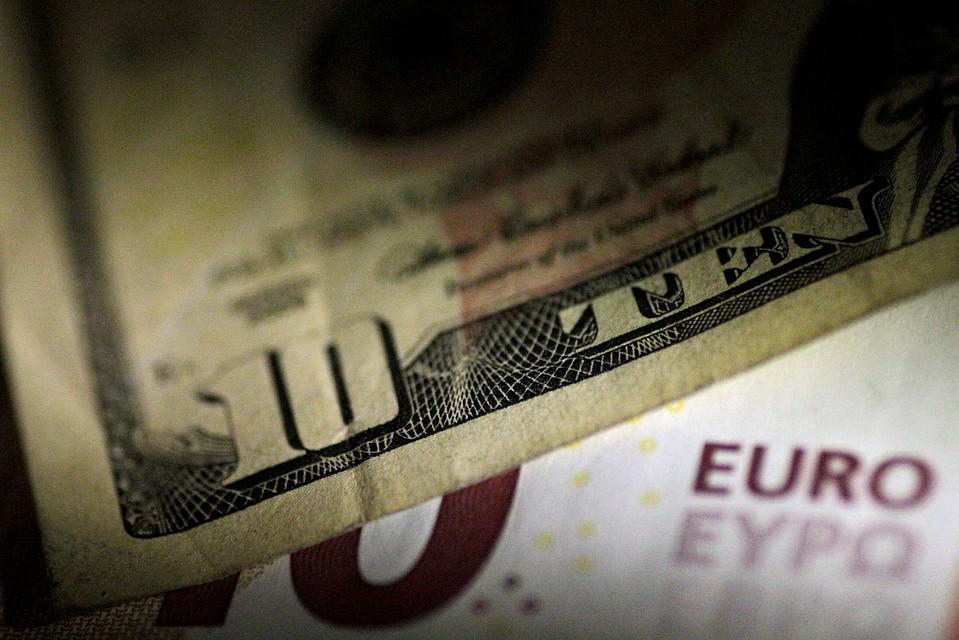 Рубль повышается к доллару и евро