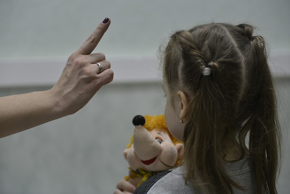 В Петербурге пьяная женщина избивала маленьких дочерей и не пускала их домой