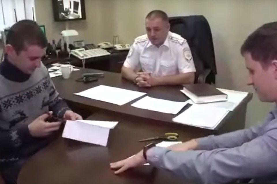 Сержантов в качестве наказания самих заставили вырезать снежинки.