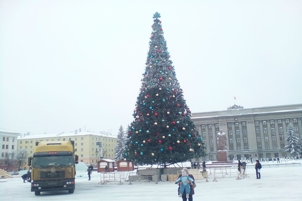 На Театралке уже идут приготовления к празднику.