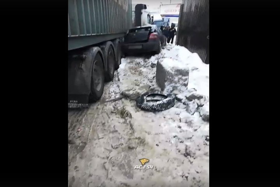Водитель фуры потерял управление на скользком спуске. Фото: Кадр из видео