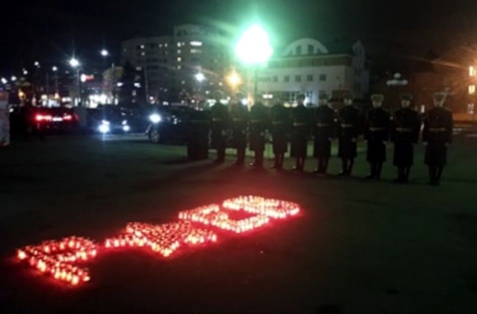 Показ фильма завершился акцией "Свеча памяти"